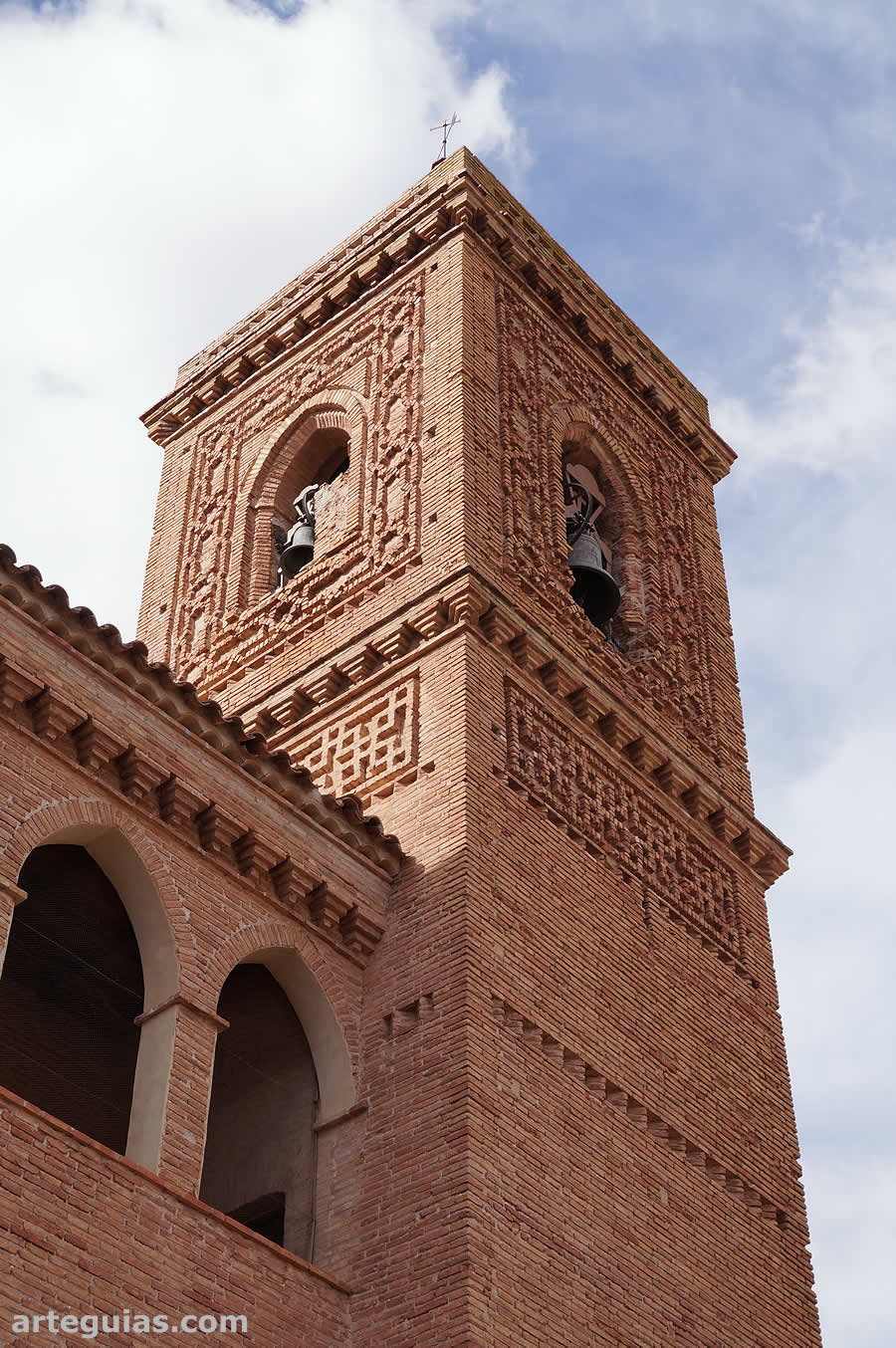 Torre campanario de la iglesia de Torralba con profusa decoración de ladrillos en resalte