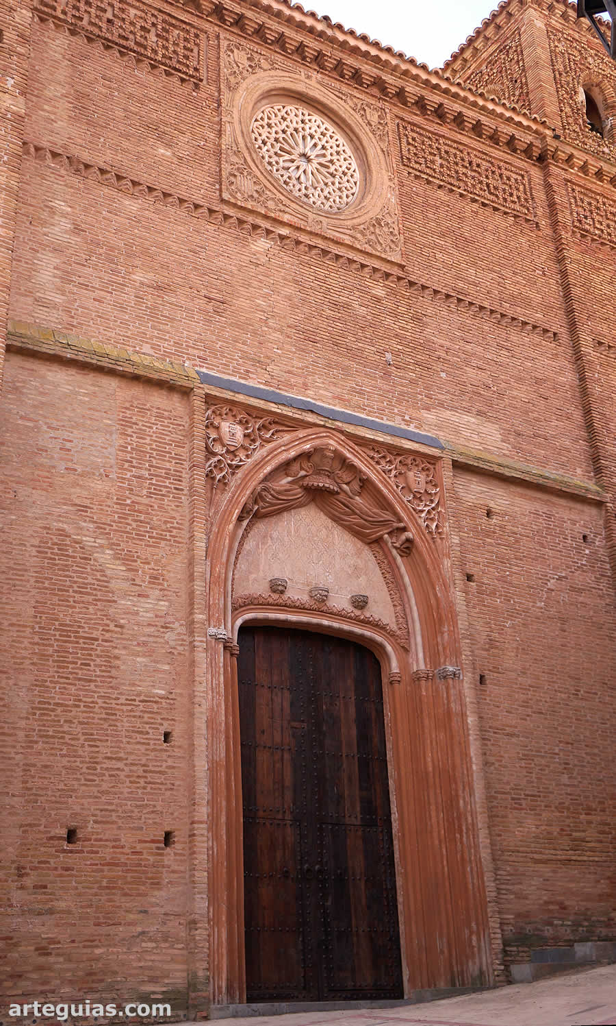 Puerta y rosetón del imafronte