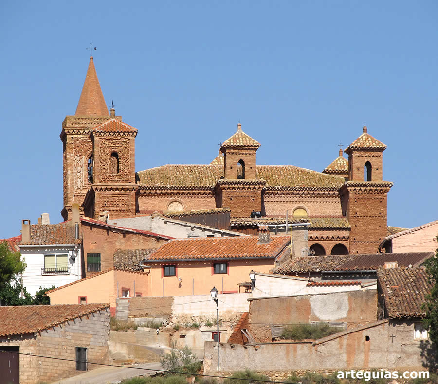 Imagen de la iglesia de Torralba de Ribota desde el sur sobresaliendo del caserío de la localidad