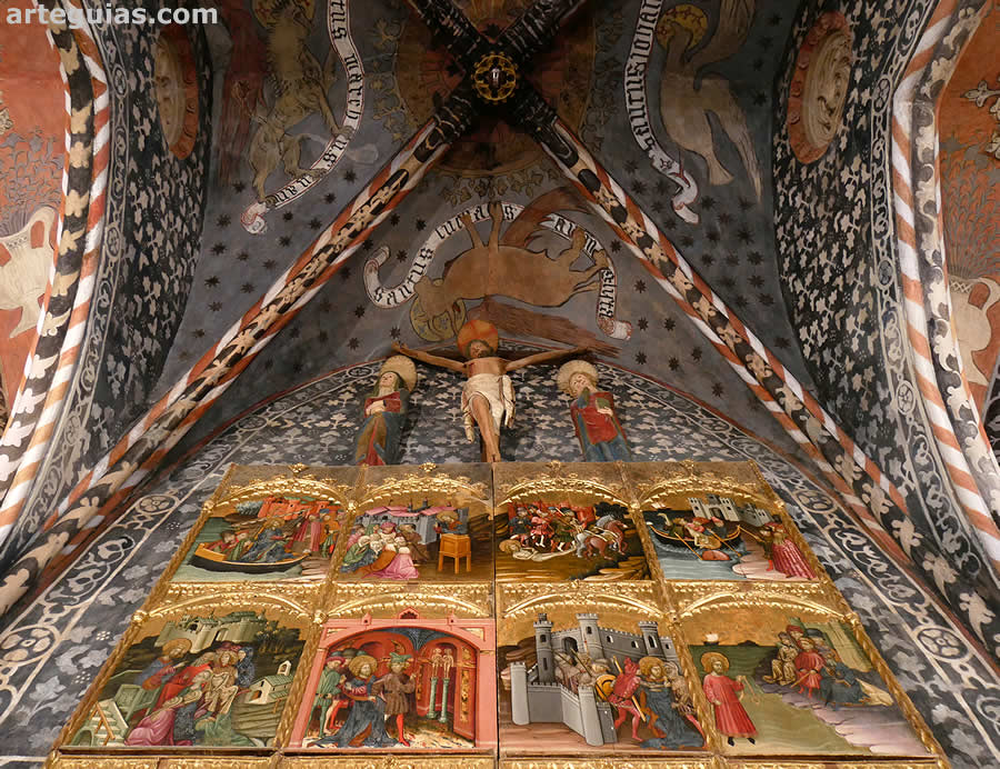 Retablo principal y grupo de imaginería de un Calvario