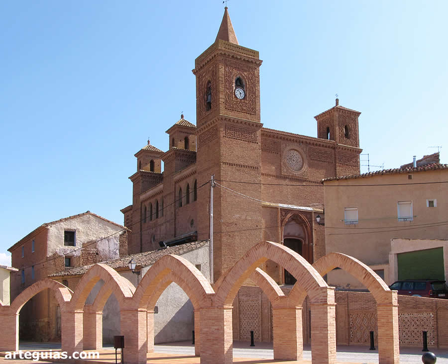 Exterior de la iglesia de Torralba de Ribota, Zaragoza desde la Plaza Mudéjar de la localidad
