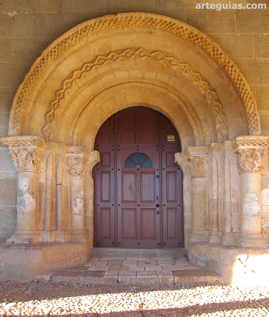 Arquitectura de la puerta románica del templo de Torreandaluz, Soria