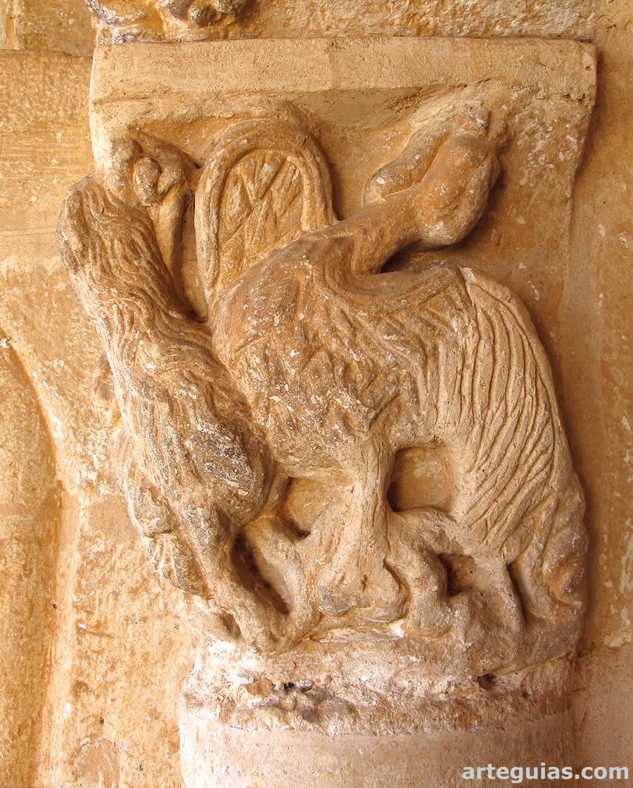 Arpía esculpida en la portada de la iglesia de Torreandaluz
