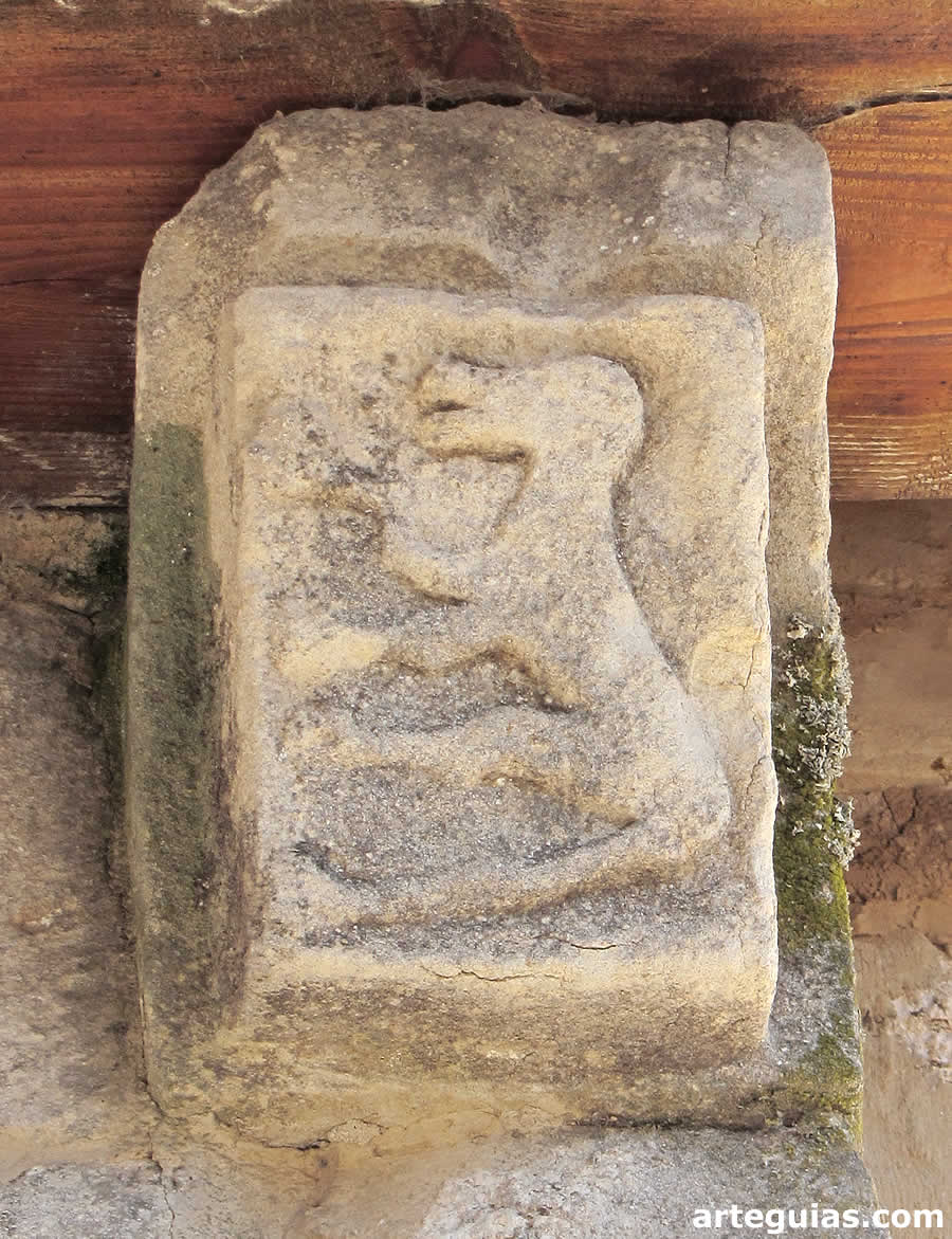 Canecillo románico con un león