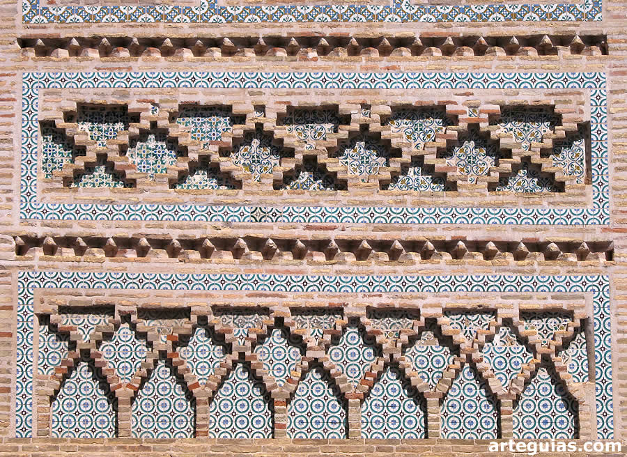 Detalle de la decoración de la torre en su cuerpo inferior