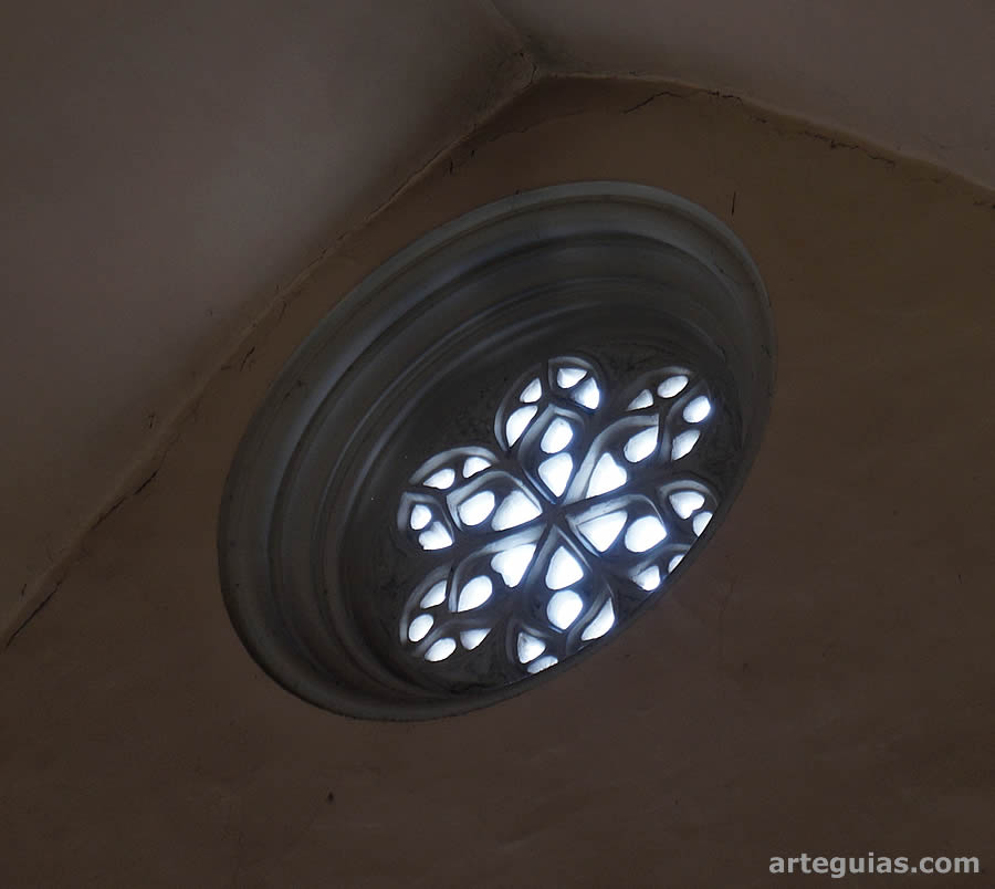 Otro rosetón visto desde el interior de la iglesia