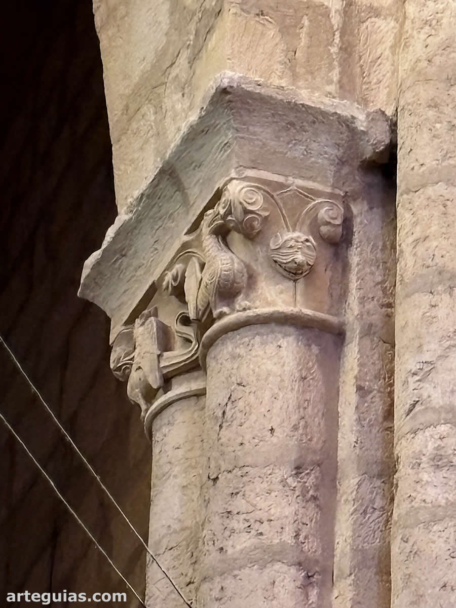 Capiteles con dragones