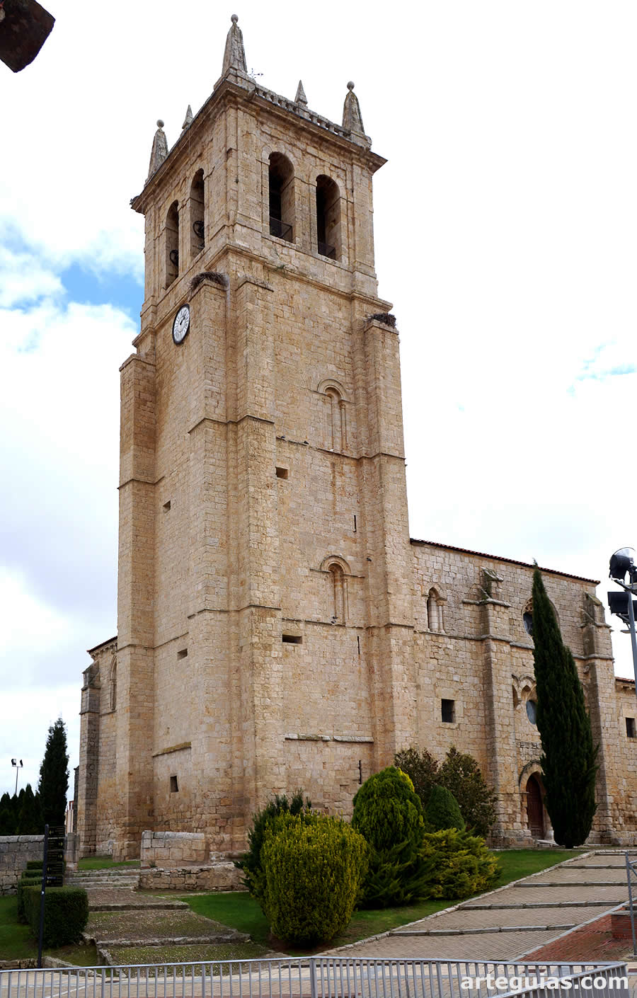 Torre campanario de base rom&aacute;nica