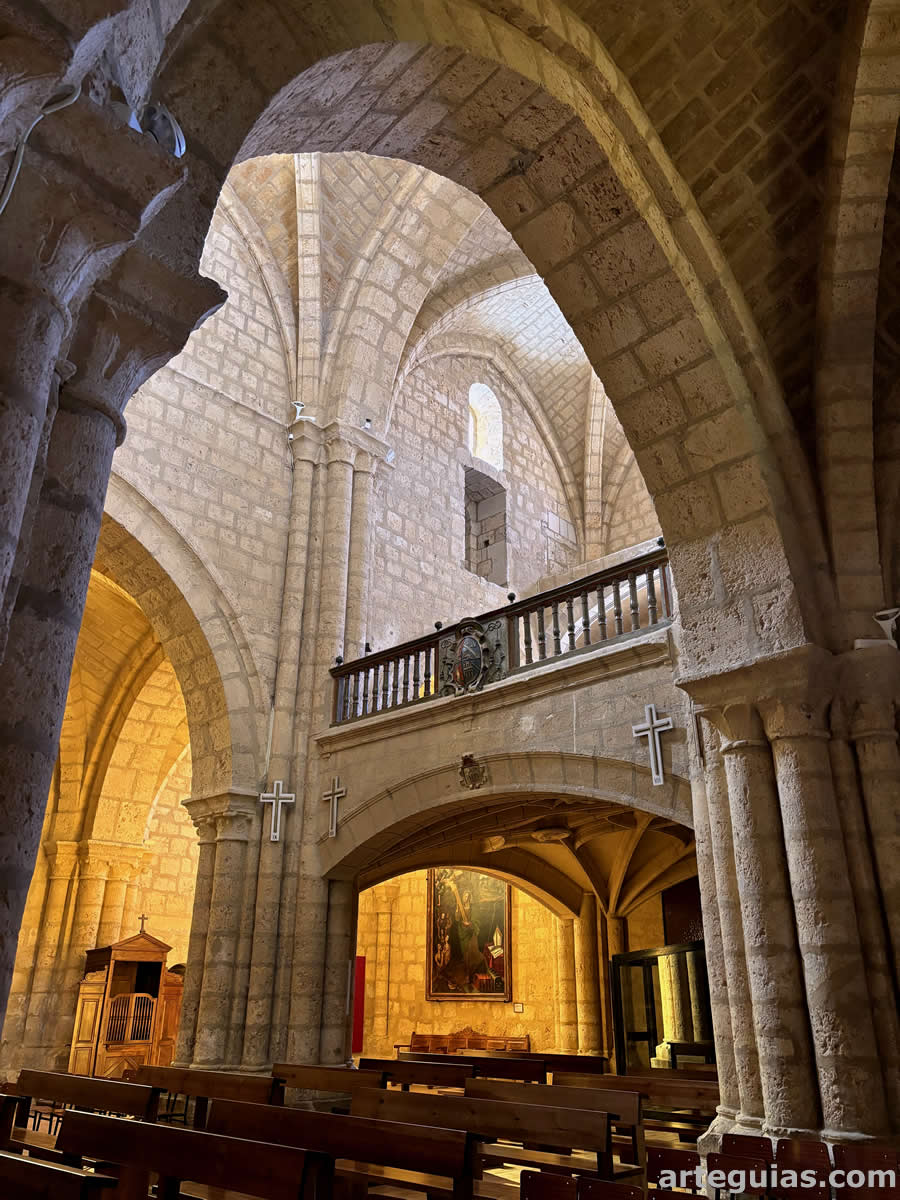 Interior de la iglesia con bóvedas, pilares y columnas de la escuela "hispanolanguedociana"