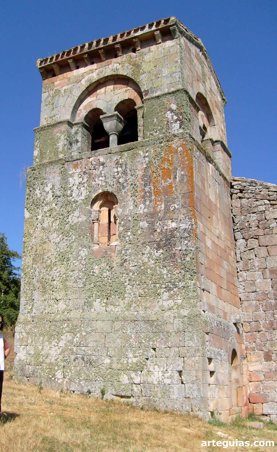 Torre campanario de la iglesia románica de Villanueva de la Torre, Palencia