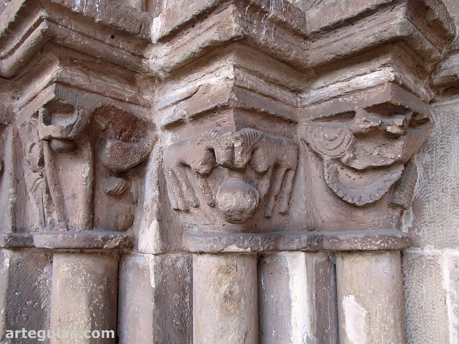 Capiteles de la puerta
