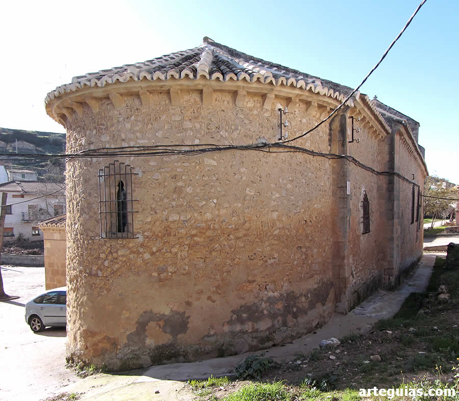 Desde el nordeste se contempla una visión auténtica del templo románico del siglo XIII
