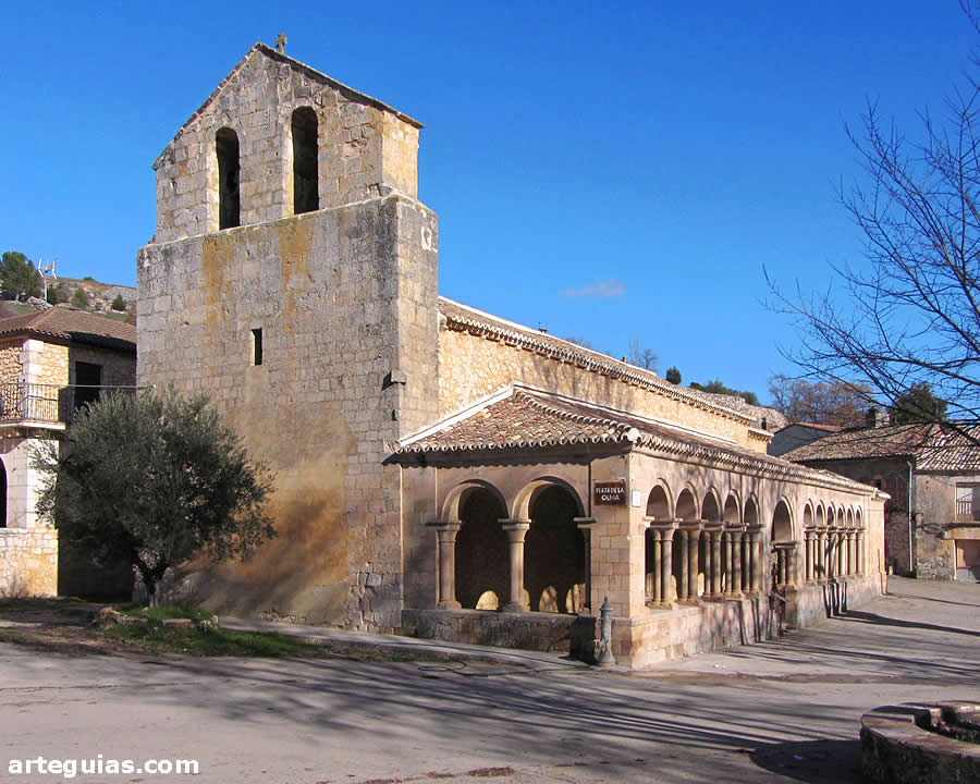 La iglesia con su espadaña original y el pórtico del siglo XX