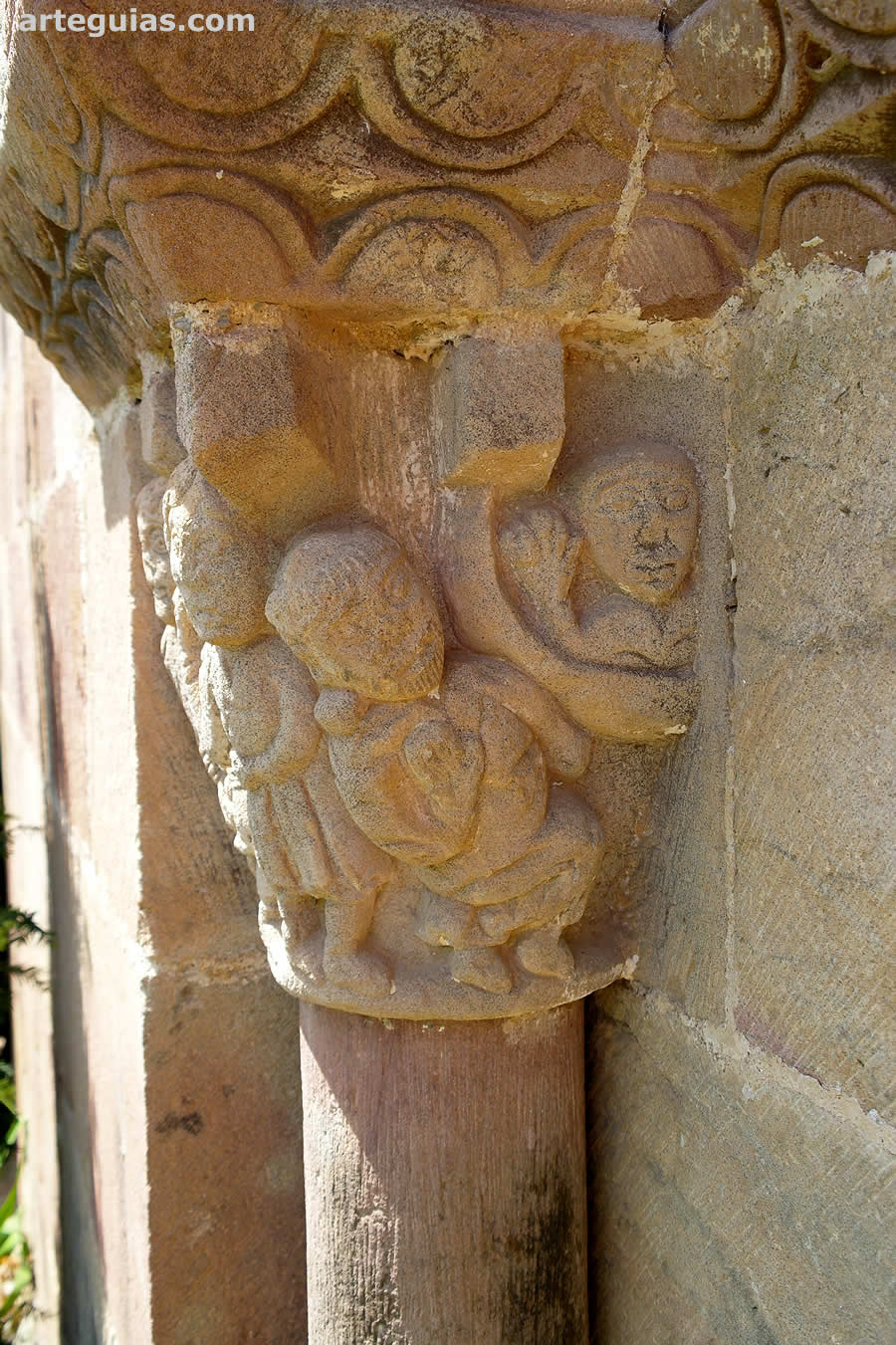 Capitel de la puerta románica con el martirio de San Esteban