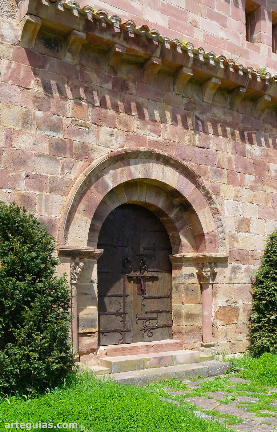 Puerta románica