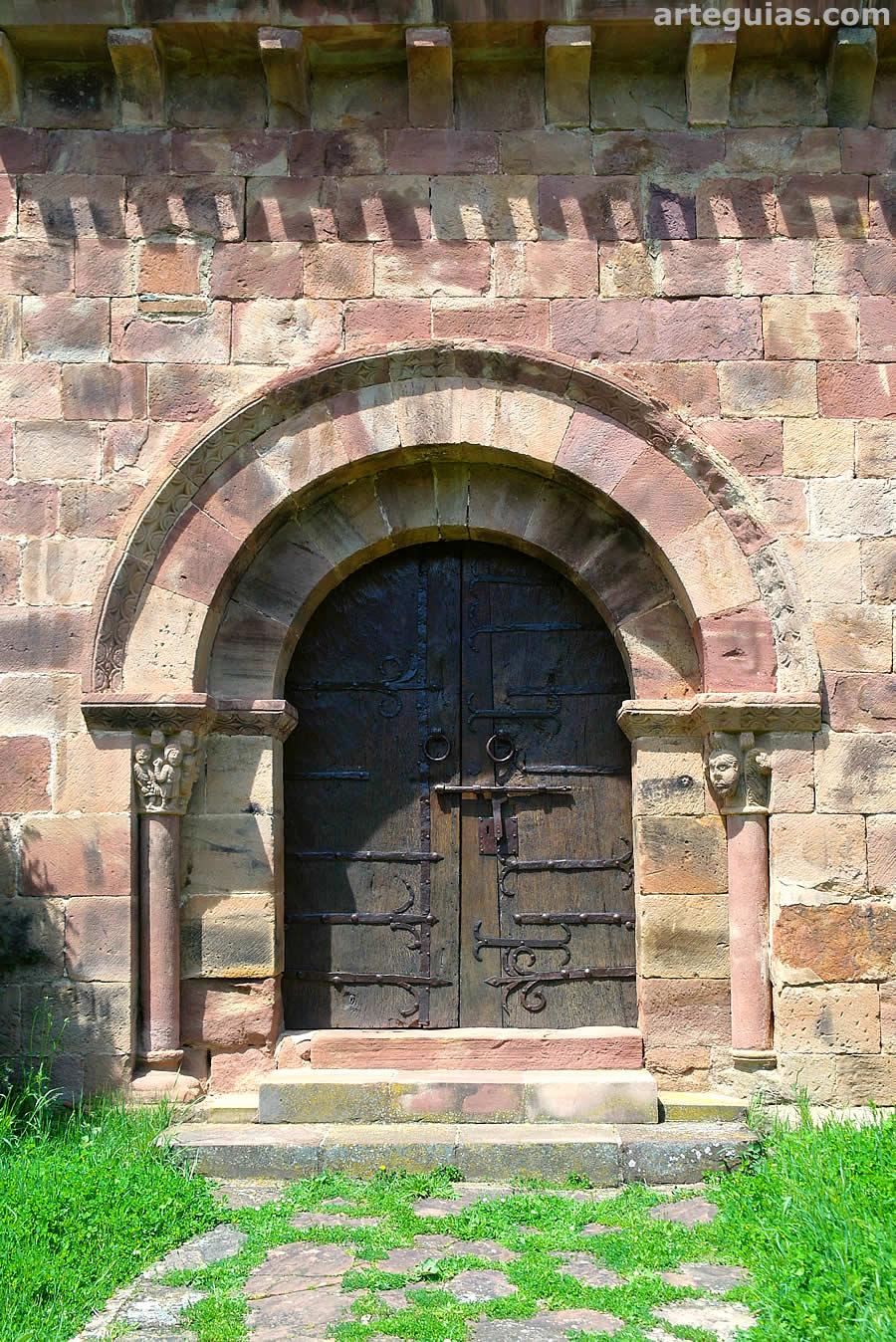 Sencilla pero bonita puerta románica