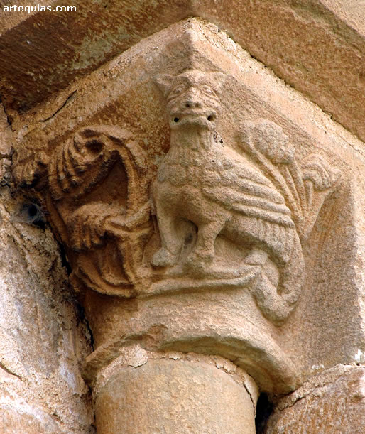 Iglesia de Aberin destaca por su monumentalidad y por su colección de relieves tardorrománicos