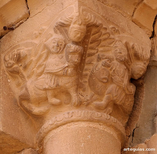 Capitel de la puerta que incluye a Sansón desquijarando al león