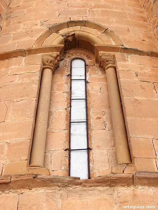Iglesia de Aberin, Navarra: uno de los ventanales del ábside