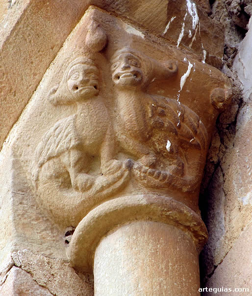 Capitel de arpías en uno de los ventanales