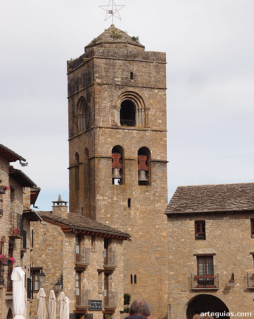 Soberbio campanario de la iglesia de Aínsa, Huesca