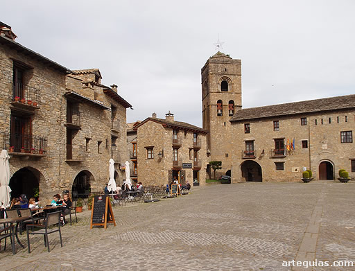 Plaza Mayor e iglesia de Aínsa, Huesca