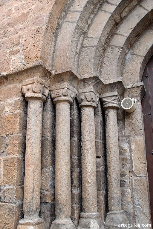 Columnas de la puerta románica del muro sur