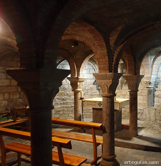 Otro ángulo distinto de la cripta de la iglesia de Aínsa