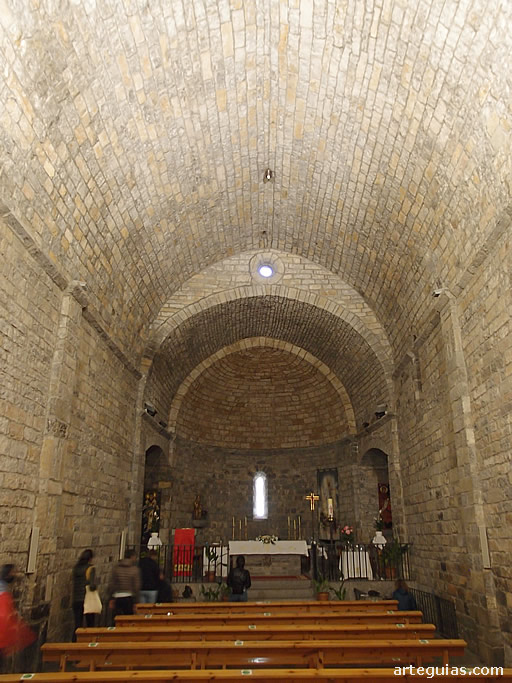 Interior de la nave y la cabecera de la iglesia de Santa María de Aínsa