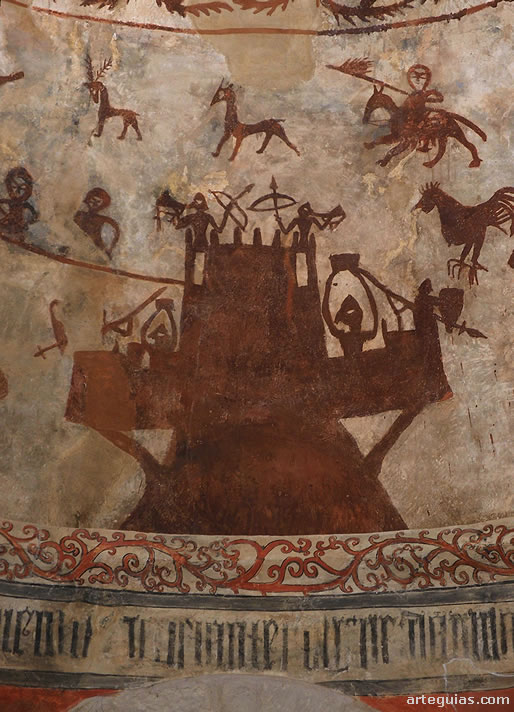 La fortaleza atacada es defendida por soldados que lanzan flechas y diversos objetos a los agresores