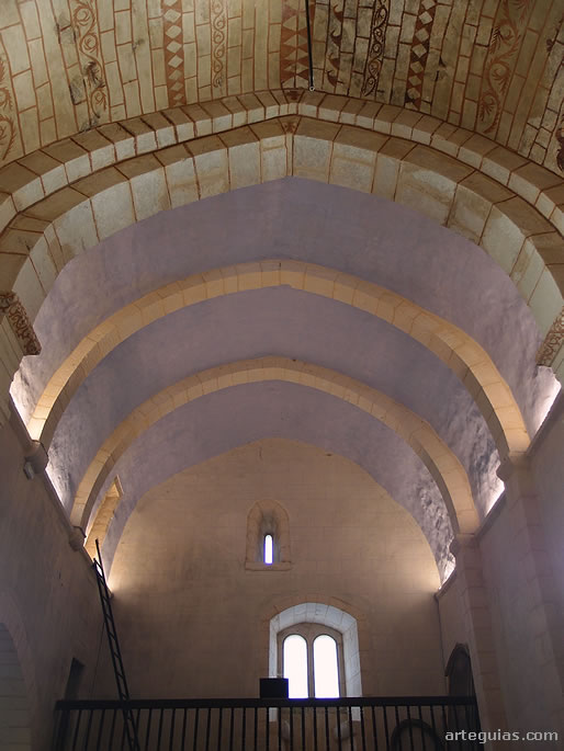 Bóveda de medio cañón apuntado con arcos fajones en la nave principal