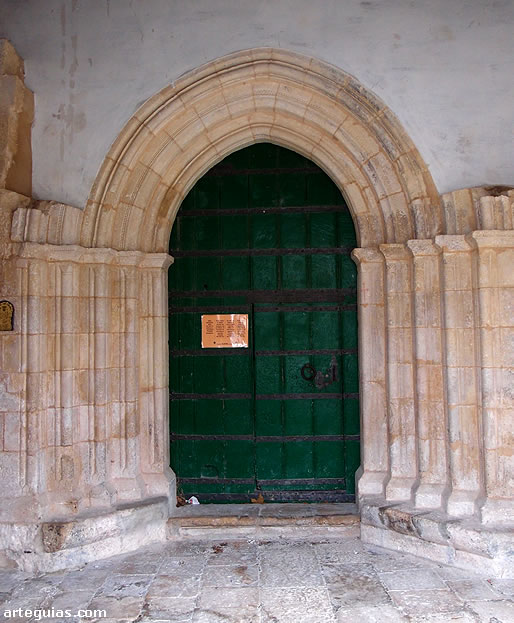 Puerta mutilada de la iglesia