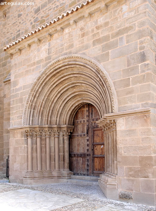 Iglesia de Alcocer: preciosa puerta románica del costado norte