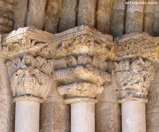 Otros capiteles de la puerta