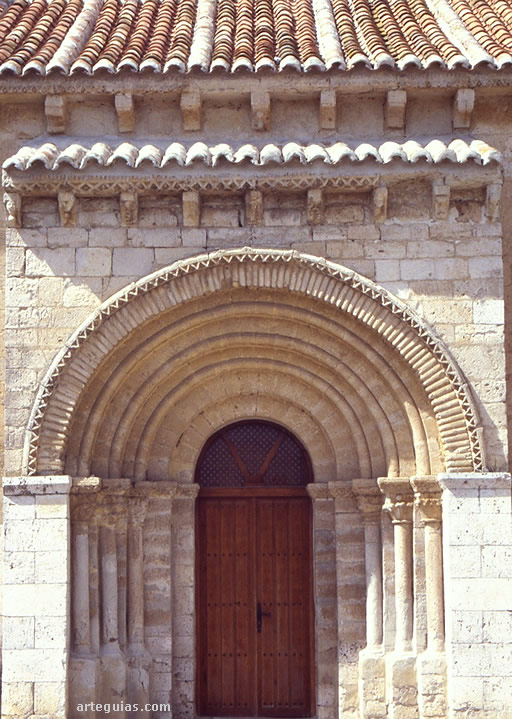 Arroyo de la Encomienda. Escalonamiento de vol&uacute;menes en la puerta de la iglesia