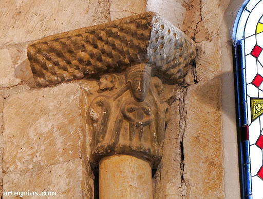 Capitel interior