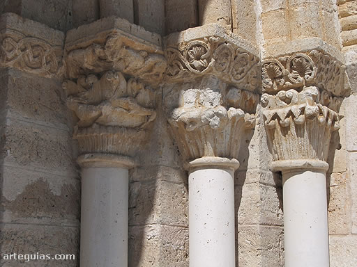 Capiteles de la puerta