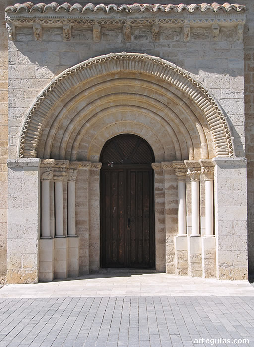 Puerta muy restaurada