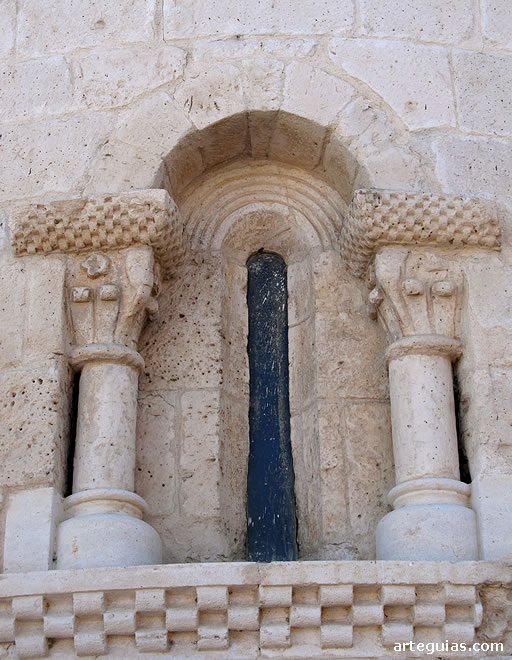 Ventanal septentrional del &aacute;bside