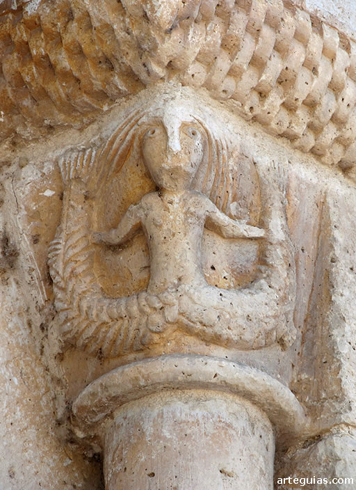 Capitel de sirena-pez en un ventanal