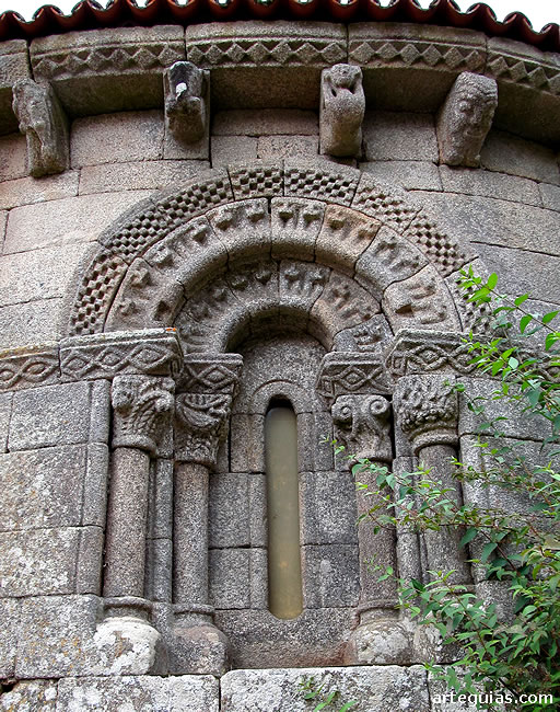 Ventana central del &aacute;bside