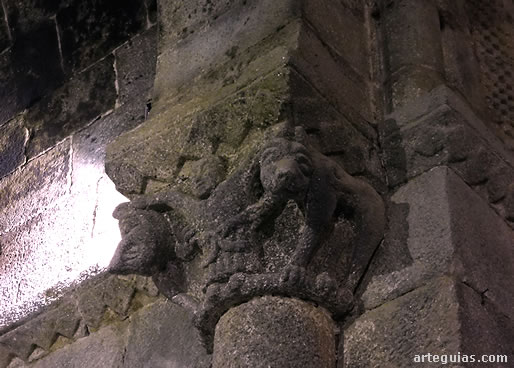 Uno de los capiteles del arco triunfal