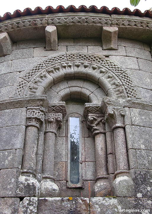 Iglesia de Astureses: uno de los ventanales del &aacute;bside