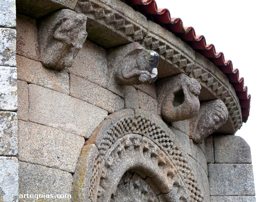 Algunos de los canecillos