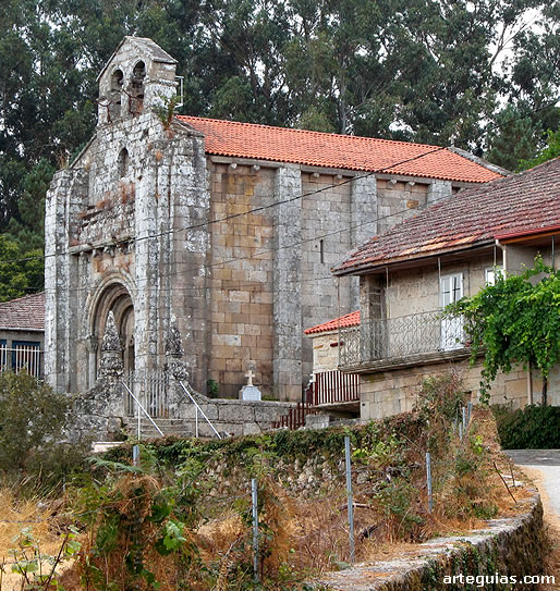 Aspecto generla de la iglesia de Astureses desde la calle que lleva a ella desde el caser&iacute;o