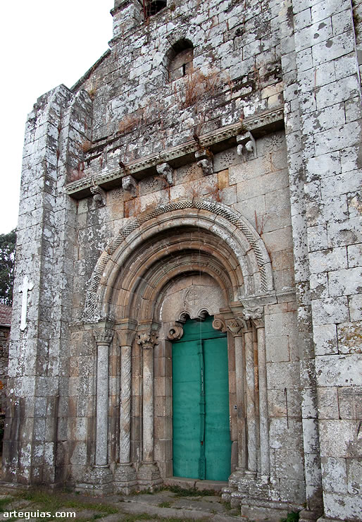 Fachada occidental y puerta de la iglesia de Astureses