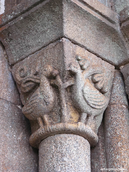 Capitel de aves en la puerta oeste