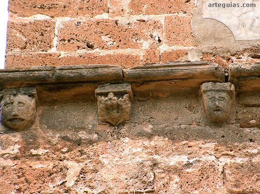 Canecillos de tradición románica
