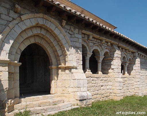 Galería porticada de la iglesia navarra de Eusa