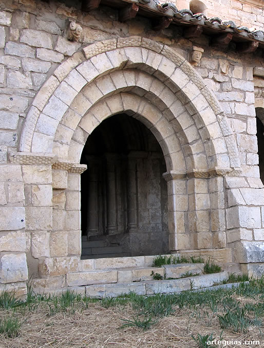 Puerta sur de acceso a la galería porticada